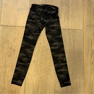 Athleta girl Black and Gray Camo chit chat tight Leggings, Med